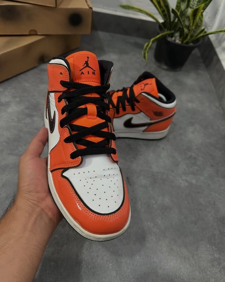 Jordan 1 Mid SE Turf Orange / Black