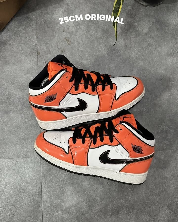 Jordan 1 Mid SE Turf Orange / Black