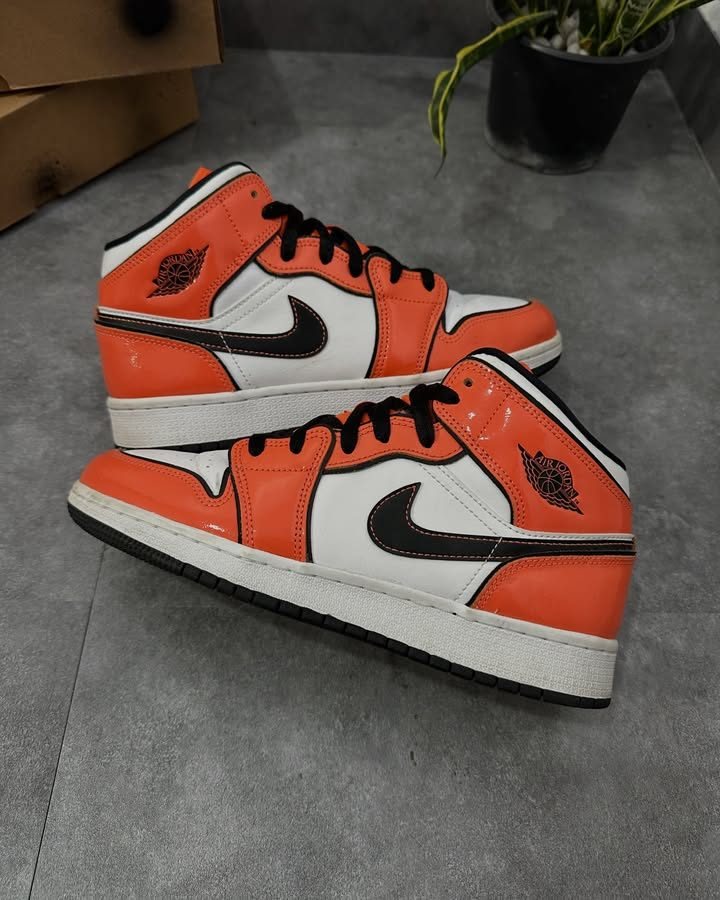 Jordan 1 Mid SE Turf Orange / Black