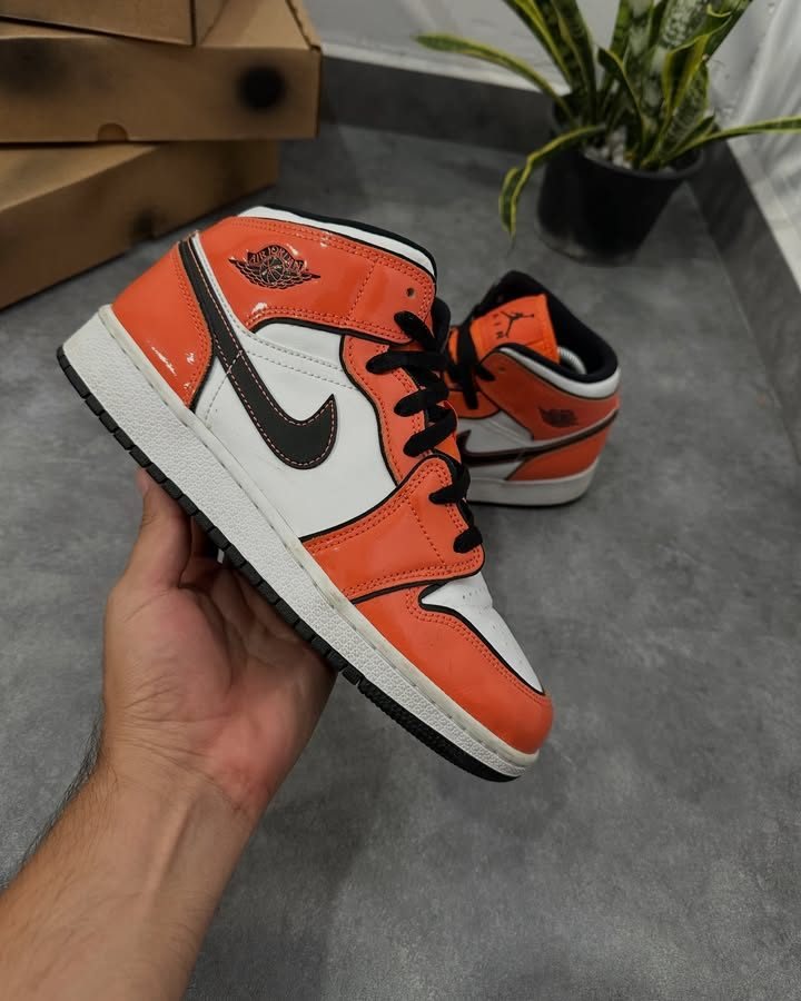 Jordan 1 Mid SE Turf Orange / Black