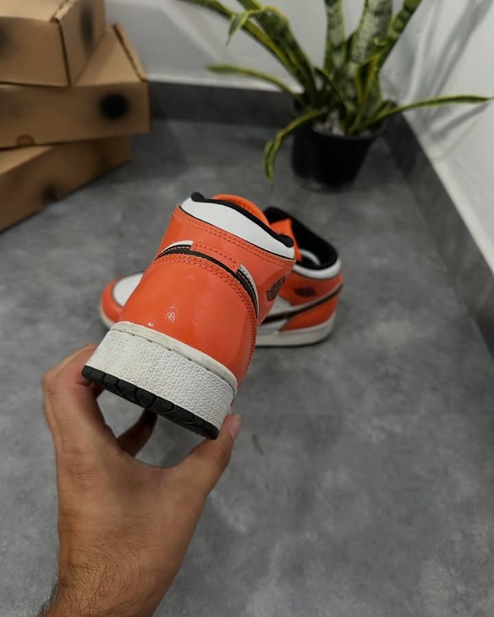 Jordan 1 Mid SE Turf Orange / Black