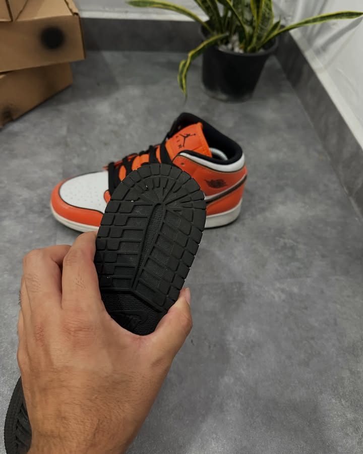 Jordan 1 Mid SE Turf Orange / Black